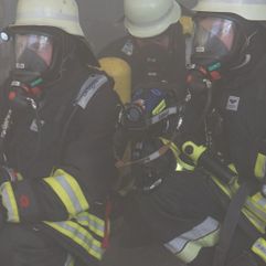 50 Feuerwehrleute retten einen Betrieb